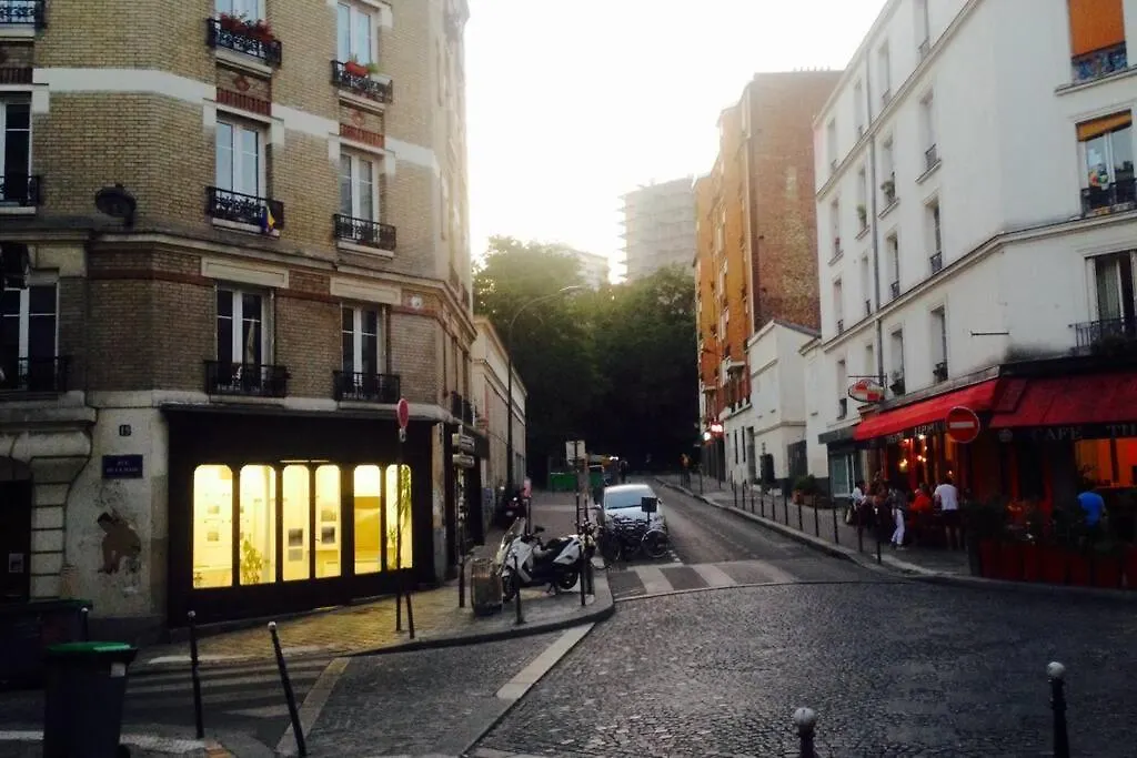 Small Arty Studio Menilmontant Paris France